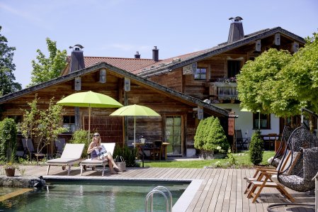 Blick auf den Außenpool in den Alpin Chalets Oberjoch in Bad Hindelang.