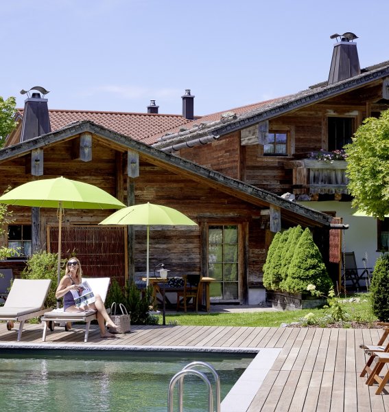 Blick auf den Außenpool in den Alpin Chalets Oberjoch in Bad Hindelang.
