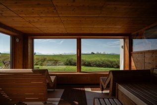 Einblick in die Sauna im Frühling im Weitblick Allgäu in Marktoberdorf.