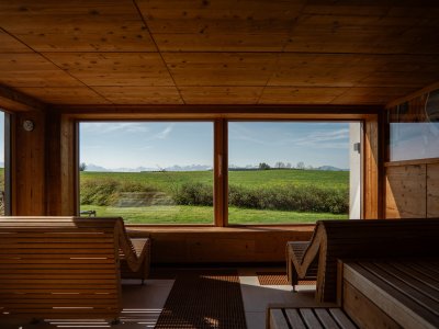 Einblick in die Sauna im Frühling im Weitblick Allgäu in Marktoberdorf.