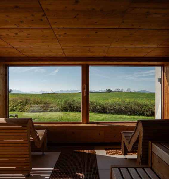Einblick in die Sauna im Frühling im Weitblick Allgäu in Marktoberdorf.