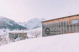 Blick auf das Naturhotel Chesa Valisa im Winter im Kleinwalsertal.