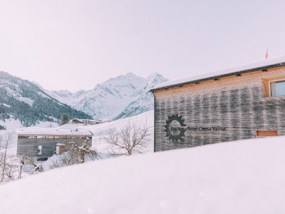 Blick auf das Naturhotel Chesa Valisa im Winter im Kleinwalsertal.
