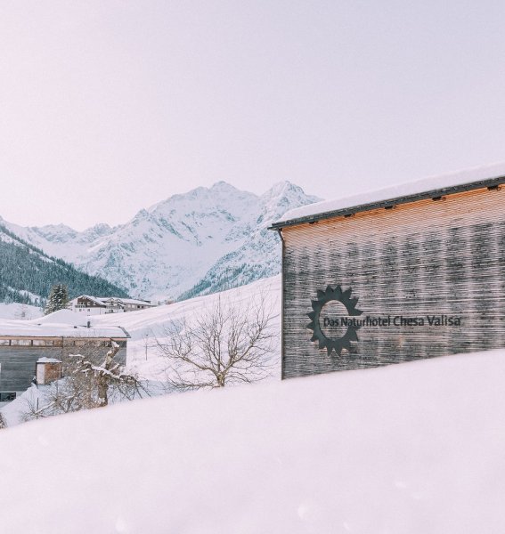 Blick auf das Naturhotel Chesa Valisa im Winter im Kleinwalsertal.