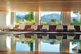 Blick auf den Innenpool im Hotel Allgäu Sonne in Oberstaufen.