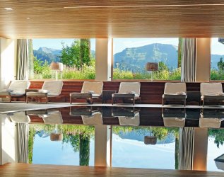 Blick auf den Innenpool im Hotel Allgäu Sonne in Oberstaufen.