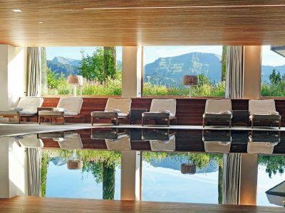 Blick auf den Innenpool im Hotel Allgäu Sonne in Oberstaufen.