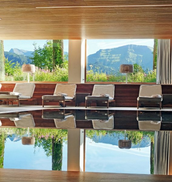 Blick auf den Innenpool im Hotel Allgäu Sonne in Oberstaufen.