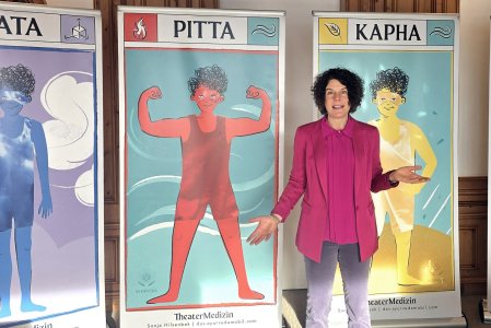 Hotel Allgäu Sonne Vortrag Eine Dame hält einen Vortrag im Hotel Allgäu Sonne in Oberstaufen.