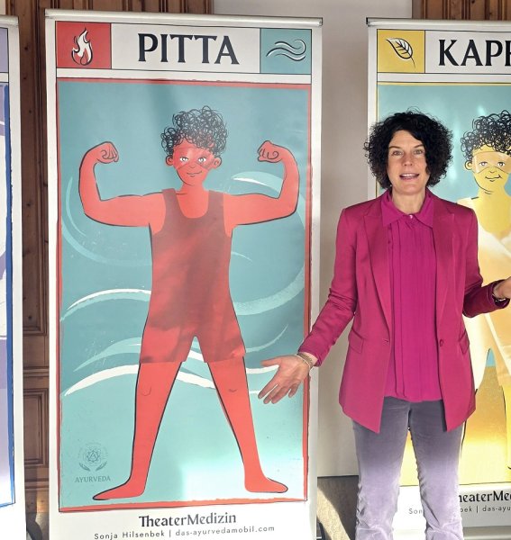 Eine Dame hält einen Vortrag im Hotel Allgäu Sonne in Oberstaufen.