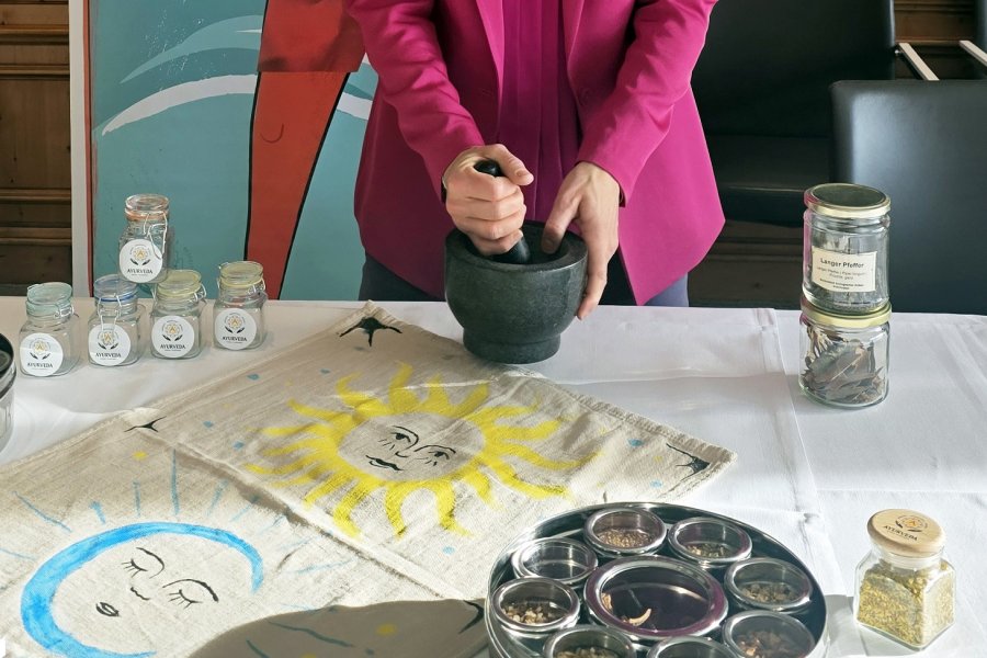 Kräuter mixen im Hotel Allgäu Sonne in Oberstaufen.