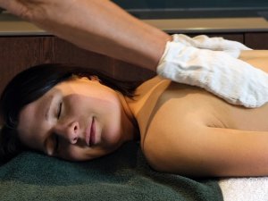 Eine Dame bekommt eine Massage im Hotel Allgäu Sonne in Oberstaufen.