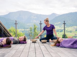 Gäste bei der Meditation im Hotel Allgäu Sonne in Oberstaufen.