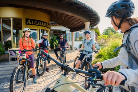 Hotel Allgäu Sonne Radfahren Gäste machen sich bereit zum Radfahren im Hotel Allgäu Sonne in Oberstaufen.