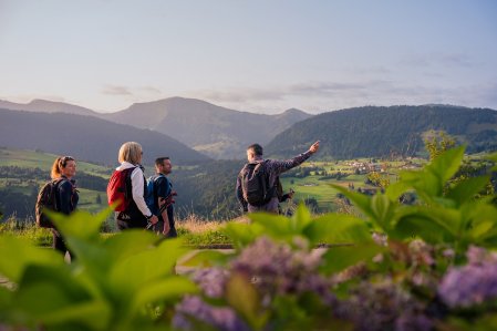 Hotel Allgäu Sonne Wandern Gäste beim Wandern in der Nähe des Hotel Allgäu Sonne in Oberstaufen.