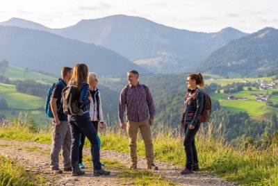 Gäste beim Wandern in der Nähe des Hotels Bayerischer Hof in Oberstaufen.