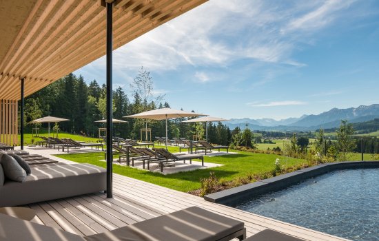 Blick auf den Außenpool im Panorama Allgäu Spa Resort in Rückholz.