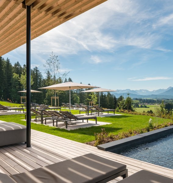 Blick auf den Außenpool im Panorama Allgäu Spa Resort in Rückholz.