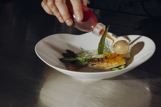 Das Anrichten einer Speise im Hotel Helmer in Schwangau.