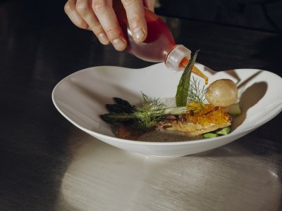 Das Anrichten einer Speise im Hotel Helmer in Schwangau.