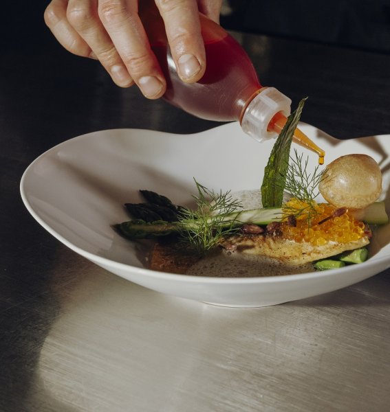 Das Anrichten einer Speise im Hotel Helmer in Schwangau.