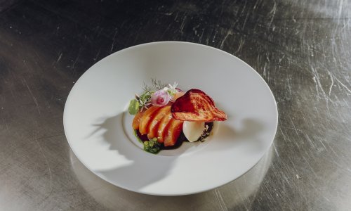 Das Anrichten einer Speise im Hotel Helmer in Schwangau.