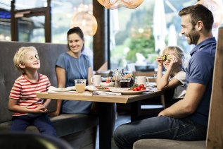 Eine Familie beim Essen im Oberjoch Familux Resort in Bad Hindelang.