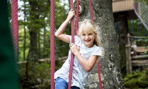 Ein Mädchen im Kletterwald im Oberjoch Familux Resort in Bad Hindelang.