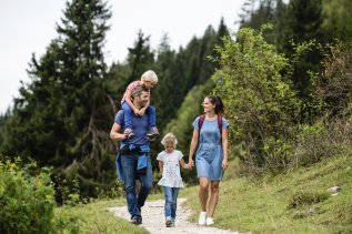 Eine Familie beim Wandern in der Nähe des Oberjoch Familux Resort in Bad Hindelang.