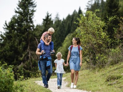 Eine Familie beim Wandern in der Nähe des Oberjoch Familux Resort in Bad Hindelang.