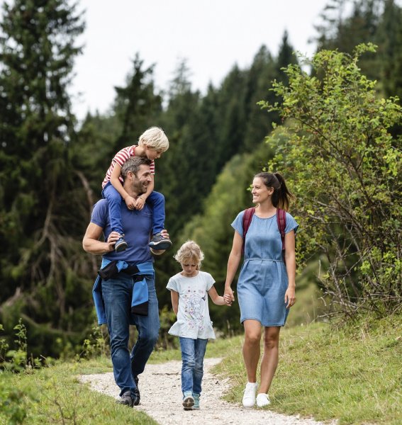 Eine Familie beim Wandern in der Nähe des Oberjoch Familux Resort in Bad Hindelang.
