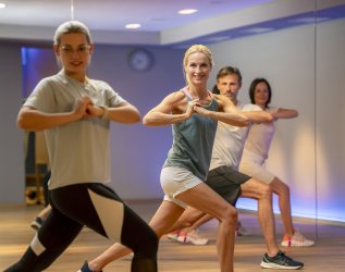 Gäste machen einen Sportkurs im Hotel Allgäu Sonne in Oberstaufen.