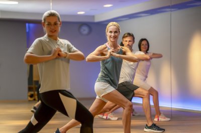 Gäste machen einen Sportkurs im Hotel Allgäu Sonne in Oberstaufen.