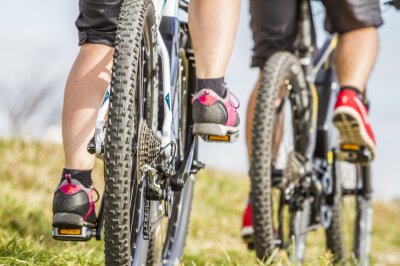 Gäste beim Radfahren in der Nähe des Diana Naturpark Hotel in Oberstaufen.