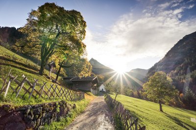 Eine Landschaft mit einem Wanderweg in der Nähe des Hotel Kühberg in Oberstdorf.