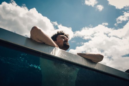 Ein Gast schaut entspannt im Pool im Torgheles Wald & Fluh in Balderschwang.