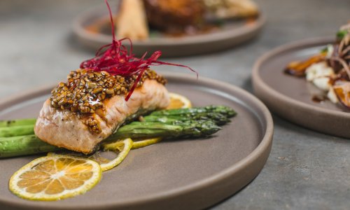 Lachs mit Spargel in der Kraftquelle Fanny in Maierhöfen.