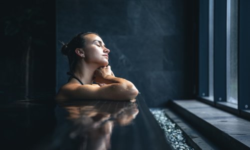 Eine Dame entspannt im Pool in der Kraftquelle Fanny in Maierhöfen.