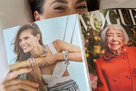 Hotel Exquisit Frau Bett Eine Frau liegt in einem Bett im Hotel Exquisit in Oberstdorf und liest ein Magazin