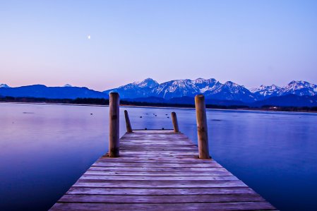 Ein Steg am See in der Umgebung des Hartungs Hoteldorfs in Hopfen am See / Füssen im Sommer