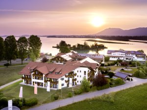 Die Außenansicht des Hotels Sommer in Füssen am See vor Bergpanorama im Sommer