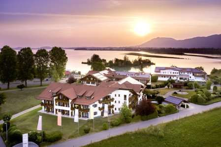 Die Außenansicht des Hotels Sommer in Füssen am See vor Bergpanorama im Sommer