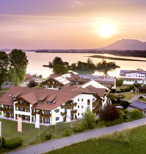 Die Außenansicht des Hotels Sommer in Füssen am See vor Bergpanorama im Sommer