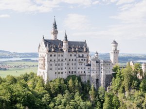 Außenansicht vom Schloss Neuschwanstein aus der Vogelperspektive in direkter Nähe vom Hotel Sommer in Füssen