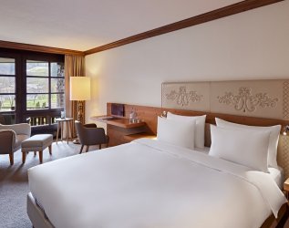 Einblick in ein Zimmer im Parkhotel Oberstaufen in Oberstaufen.