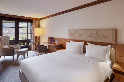 Einblick in ein Zimmer im Parkhotel Oberstaufen in Oberstaufen.