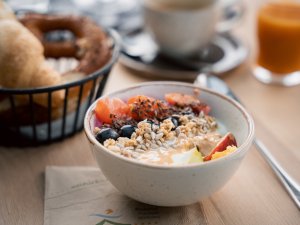 Eine Müslischale beim Frühstück im Biohotel Eggensberger in Hopfen am See.