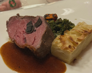 Ein Steak mit Beilage im Parkhotel Oberstaufen in Oberstaufen.