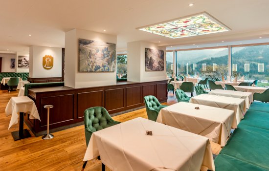 Der Regentensaal mit grünen Stühlen und weißen Tischen im Hotel Prinz-Luitpold-Bad in Bad Hindelang.