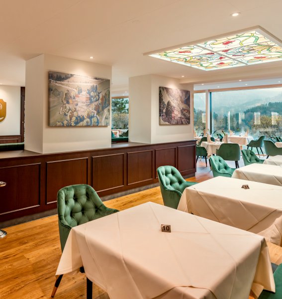 Der Regentensaal mit grünen Stühlen und weißen Tischen im Hotel Prinz-Luitpold-Bad in Bad Hindelang.
